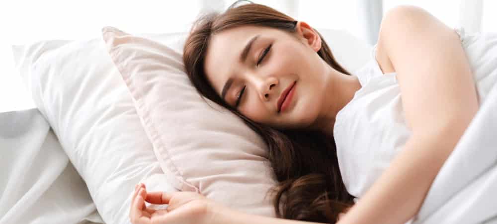 隆乳睡覺可用枕頭墊高調整睡姿