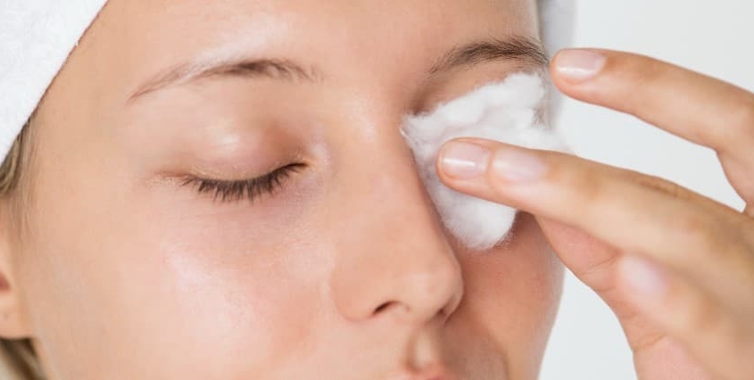 正確卸除眼妝是眼下細紋保養方法之一